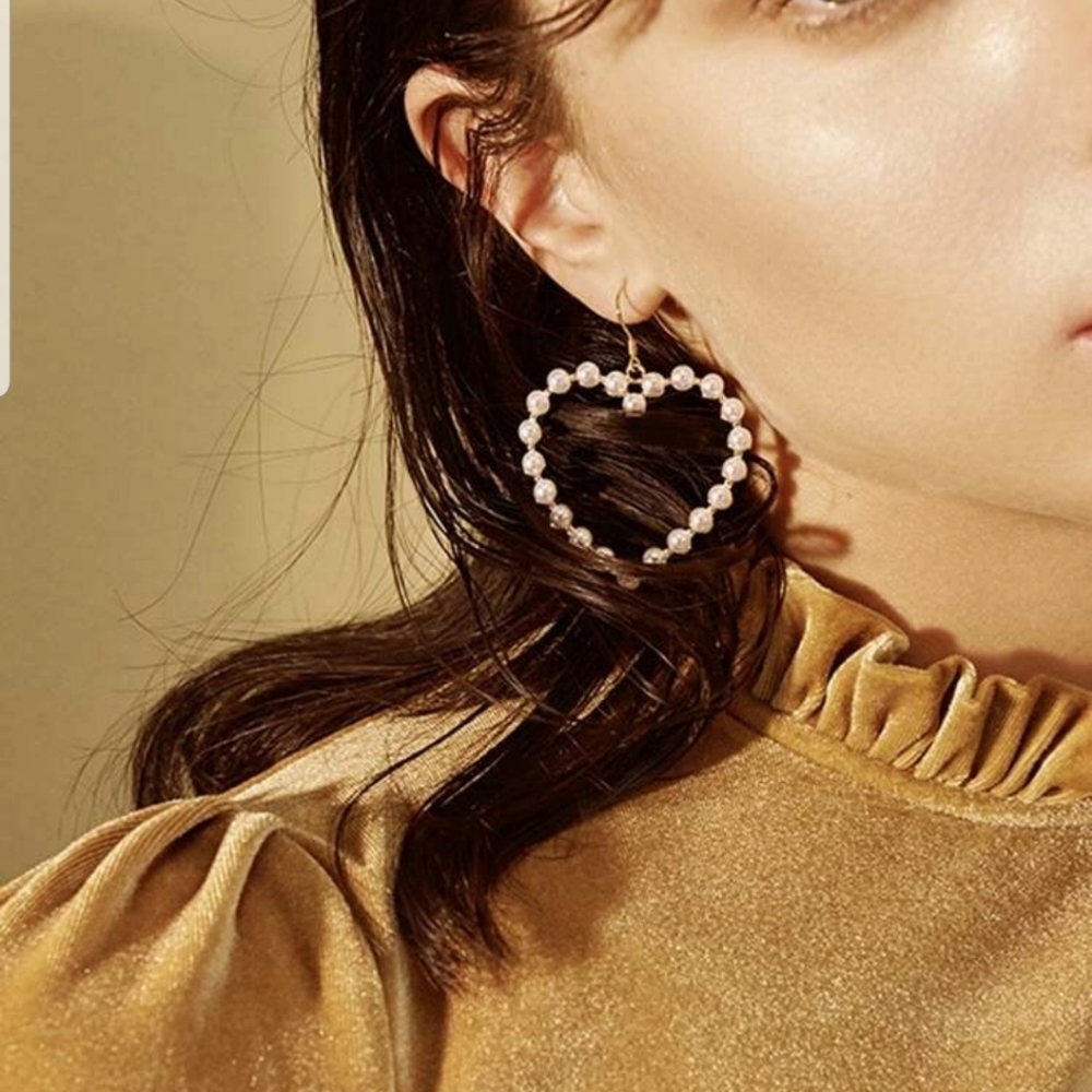 ♡Lenore♡ Heart Shape Pearl Earrings - Picture 3 of 5